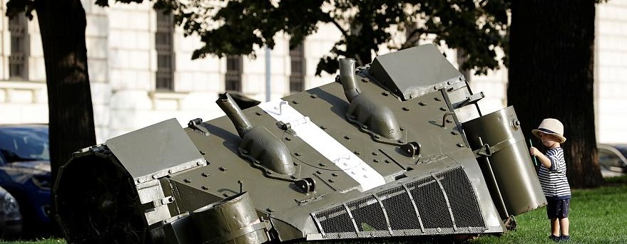 В столице Чехии на одной из площадей появилась часть корпуса танка