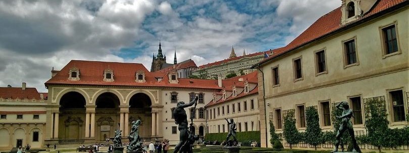 у травні запрошують безкоштовно відвідати в Чехії Вальдштейнський палац та сад при ньому фото