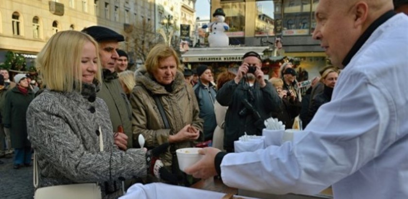 Накануне Рождества политики Праги в Чехии будут угощать рыбным супом жителей
