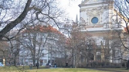 Оживленные улицы центра Праги должны были бы, согласно предложениям именитых архитекторов, украсить парки и сады отдыха