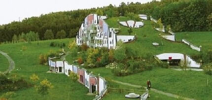 Прекрасным примером реализации проекта растительной крыши интенсивного типа являются Хундертвассеровы Лазни в соседней Австрии