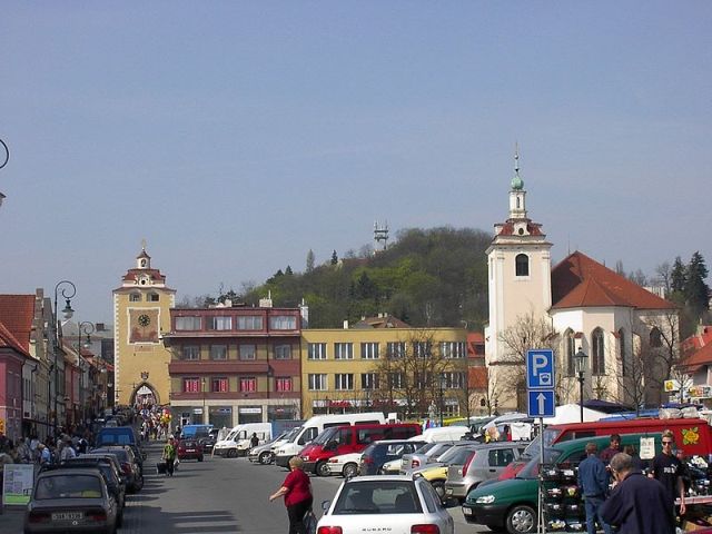 Гусова площадь с церковью Святого Якуба и Пльзеньские ворота в Бероуне