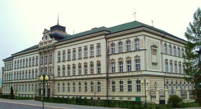 Здание восьмилетней гимназии в стиле барокко на улице Палацкого