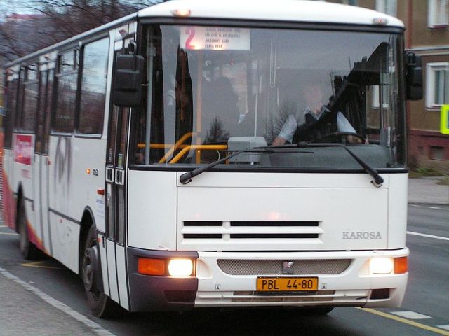 Aвтобус марки «Kaроса» на ключевом маршруте № 2 городского транспорта