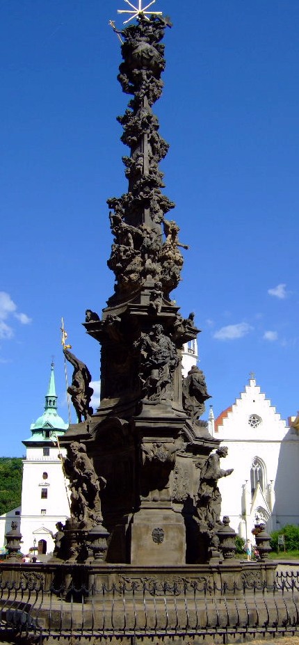 Чумной столб – на заднем фоне слева виден Костел Яна Крестителя, справа – костел, относящийся к замку