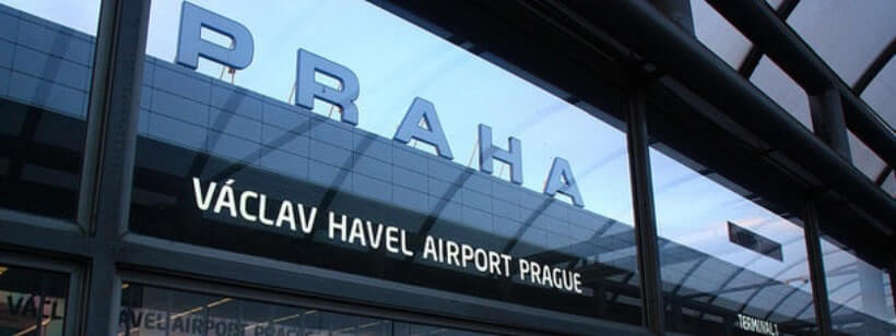 Самолет в аэропорту Чехии снесло порывистым ветром