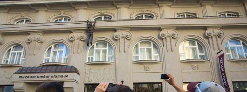 Фасад музея города Оломоуц, будет украшать скульптура Дэвида Черного Грабитель